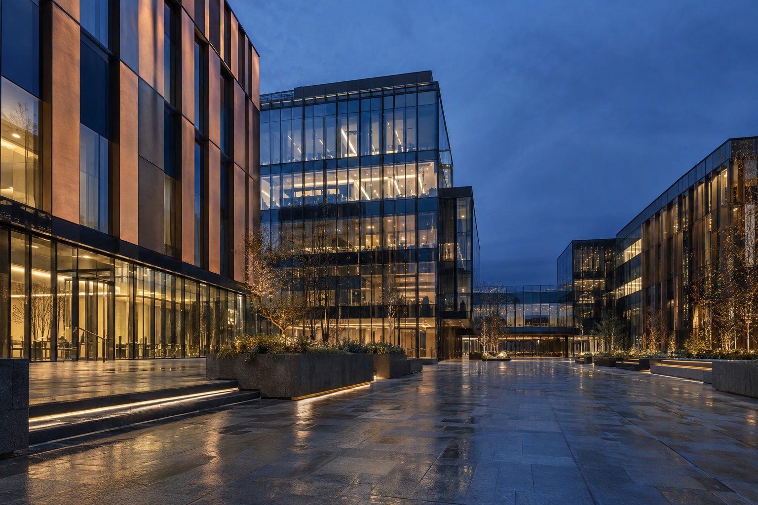 Moderner Bürokomplex mit Glasgebäuden zur blauen Stunde
